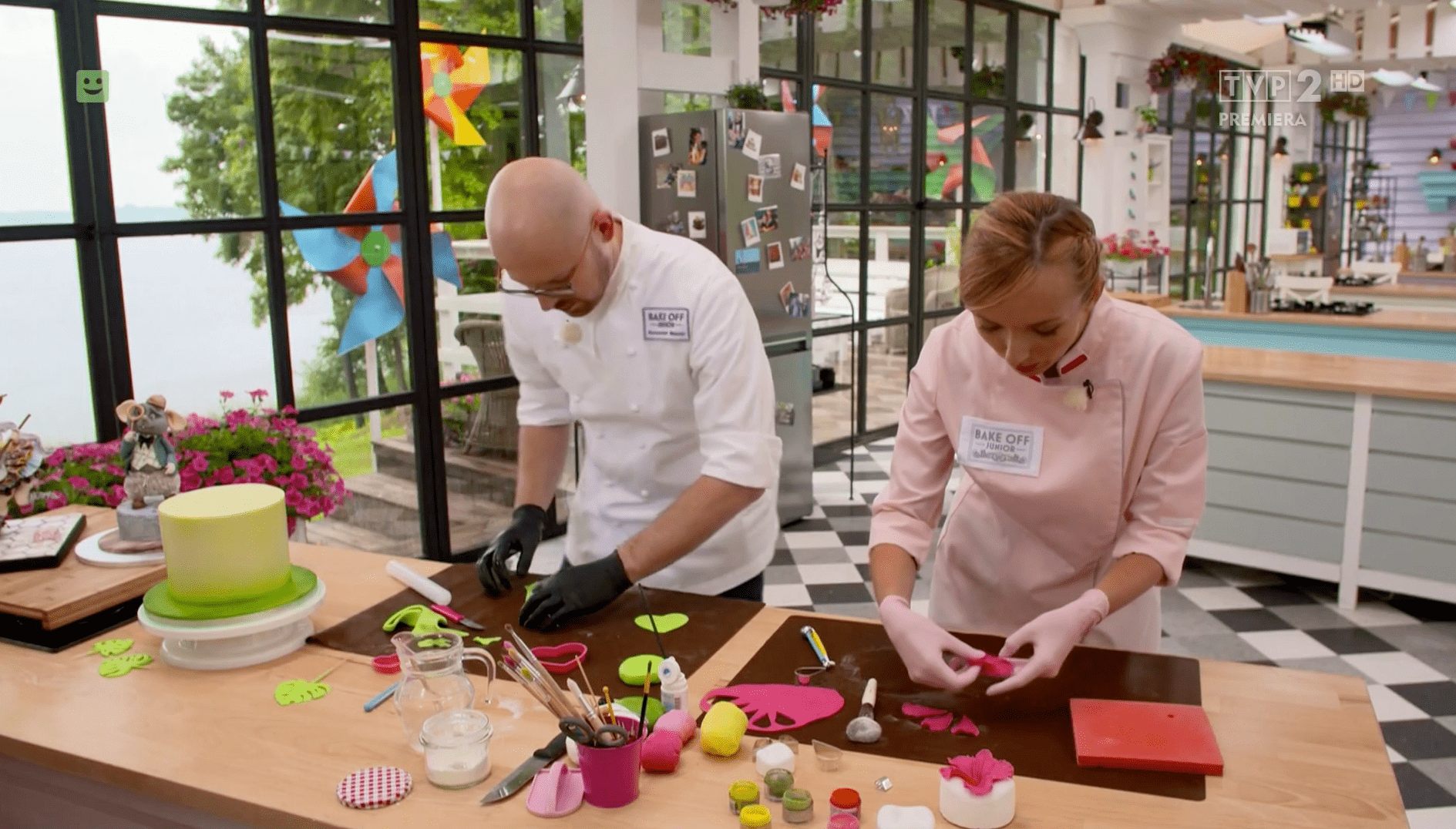 Krzysztof Ilnicki, razem z mistrzynią figurek i ozdób z masy cukrowej – Agnieszką Paczóską