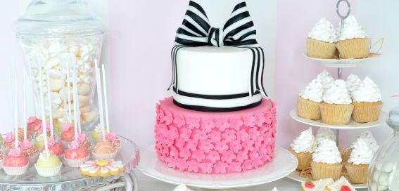 Słodki stół tort cakepopsy babeczki